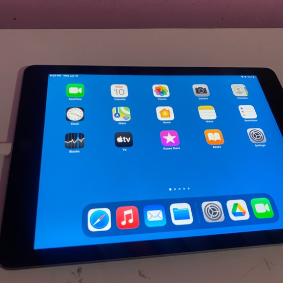 iPad ( 5th generation) - Picture 5 of 5